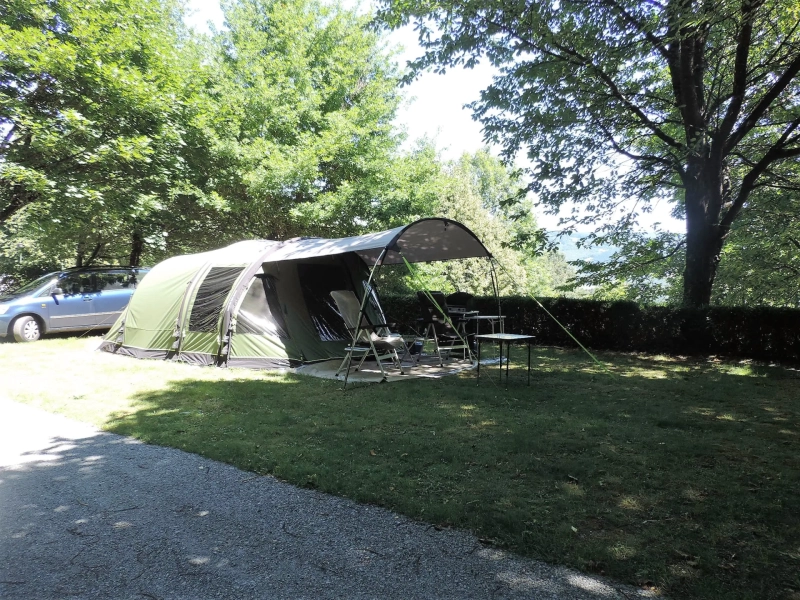 EMPLACEMENT POUR TENTE, CARAVANE ET CAMPING-CAR 90 À 110M²